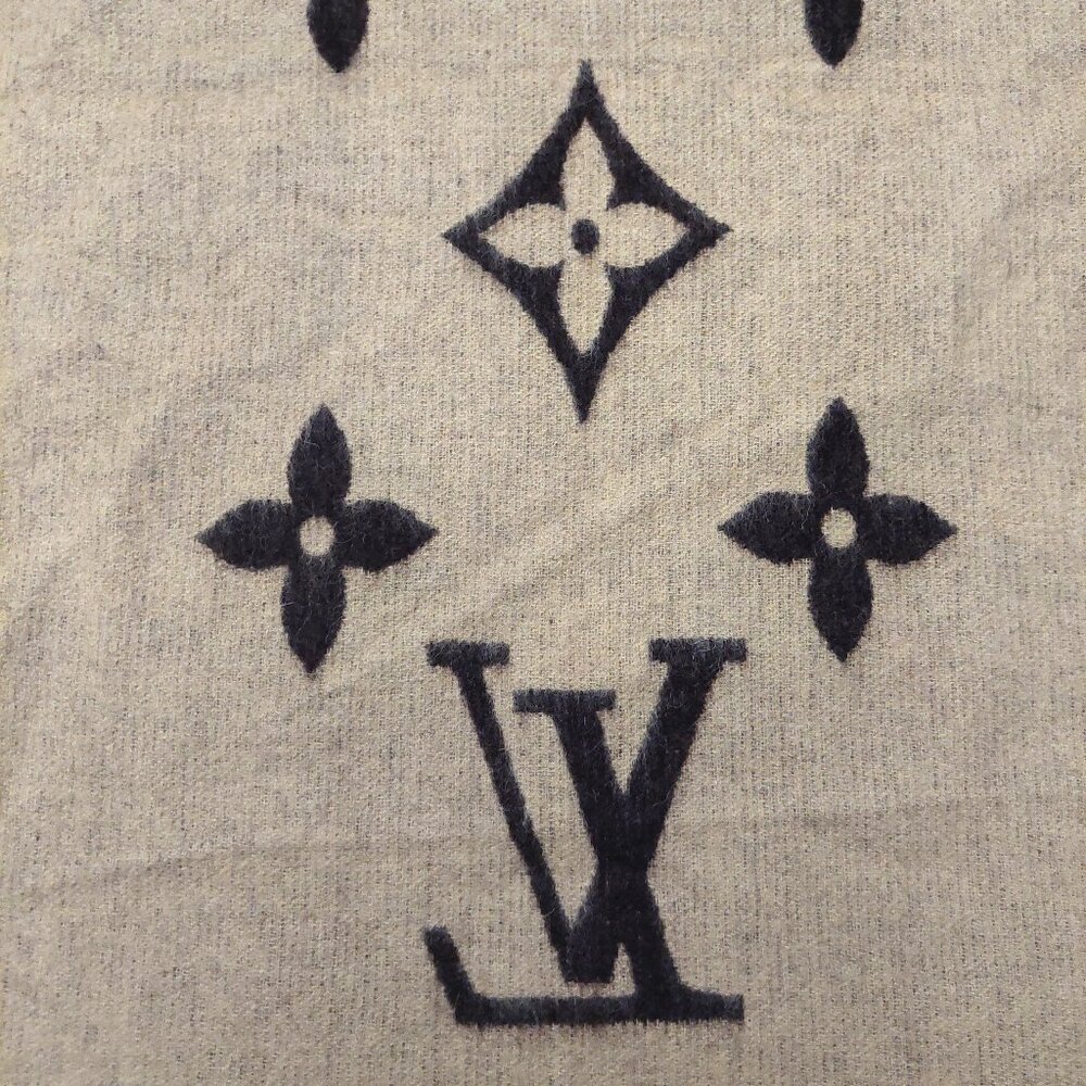 SOLD OUT LOUIS VUITTON Reykjavik Dark Brown & Tan Reversible Scarf Shawl VWT - Picture 11 of 14